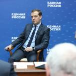 Медведев призвал активно работать с людьми в Крыму и Севастополе