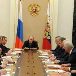 Путин предлагает создать единый центр Арктической политики