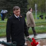 Вячеслав Макаров принял участие в церемонии на Пискаревском кладбище