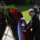 Путин возложил венок к Вечному огню у Могилы Неизвестного Солдата