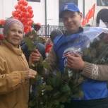 «Единая Россия» дарит розы солдатам-победителям