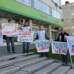 Молодогвардейцы потребовали снизить цены на авиабилеты