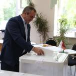 Неверов принял участие в предварительном голосовании в Москве