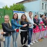 В Мариинско-Посадском районе по инициативе молодёжи состоялась «Самая длинная цепочка рукопожатий»