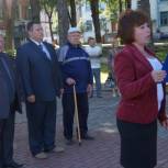 К Мемориалу памяти в Думиичах почтить память героев пришли школьники, ветераны, жители поселка