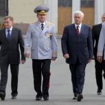 На Дворцовой площади состоялось торжественное вручение знамени ГУ МВД России по Санкт-Петербургу и Ленинградской области