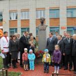 В Ядринском районе, в деревне Верхние Ачаки, состоялось торжественное открытие памятника Аркадию Айдаку