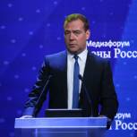Медведев поблагодарил партии за работу в Крыму