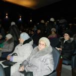 Новоуральские единороссы подарили ветеранам киносеанс
