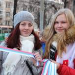 В Туле стартовала акция по раздаче ленточек российского триколора