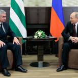 Россия увеличит финансовую помощь Абхазии - Путин