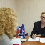 В день рождения «Единой России» Сенатор Людмила Косткина провела прием граждан в Санкт-Петербурге