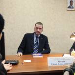 Юрий Петров помогает заявителям