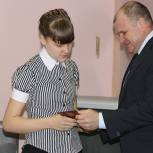 Игорь Чернышев вручил паспорта школьникам и встретился мостостроителями 