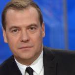 Медведев: Рубль недооценен, его существенное ослабление невыгодно 