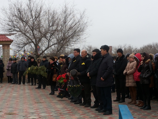 Погода в цаган амане на неделю. Цаган Аман памятник Скорбящей матери. Мемориал в Цаган Оль. Митинг в Цаган-Амане.