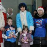 Единороссы Козловского района поздравили детей с праздниками