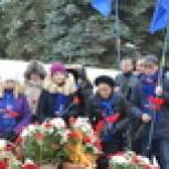 Кировские единороссы возложили цветы к Вечному огню  