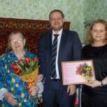 Кировские единороссы поздравили ветерана с праздником