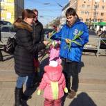 Молодогвардейцы поздравили рязаночек с весенним праздником
