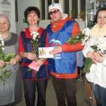 Единороссы поздравили жительниц Горноправдинска с 8 марта