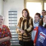 Первоуральские единороссы заменили почтовые ящики в нескольких домах