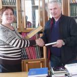 Парламентарии активно участвуют в акции «Подари библиотеке книгу»