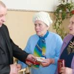 Порховские ветераны получили памятные медали к 70-летию Победы