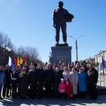 В День авиации и космонавтики у памятника Андрияну Николаеву в столице Чувашии прошел торжественный митинг