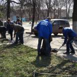 Единороссы привели в порядок монумент у завода "ЗИФ"