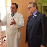Депутат Госдумы Николай Макаров посмотрел как лечат ветеранов в Пензе