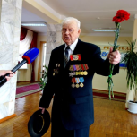 Ветеранов-фронтовиков поздравили патриотическими песнями