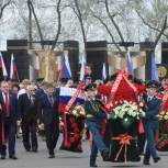 Представители «Единой России» возложили цветы к Вечному огню