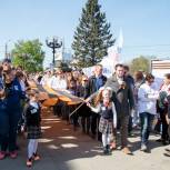 Алтайские молодогвардейцы пронесли по улицам Барнаула 15-метровую георгиевскую ленту