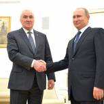 Путин провел переговоры с президентом Южной Осетии 
