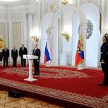 Владимир Путин поздравил жителей страны с Днем России