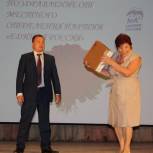 Белоярские партийцы поздравили выпускников и педагогические коллективы