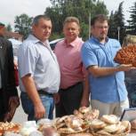 Ряжские аграрии угостили партийцев продукцией собственного производства