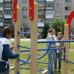 Первоуральские единороссы установили детскую спортивную площадку