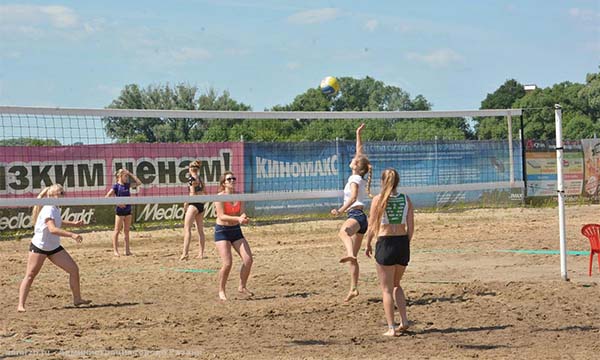Солнце, песок и желание быть первым: смотрите, как тренируются волейболистки из Газпромнефть