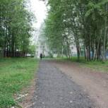 Депутаты-единороссы помогают благоустраивать территорию Кирова