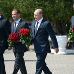 Путин и Медведев почтили память защитников Севастополя