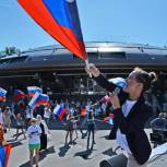 Единороссы МО Кронверкское отпраздновали День флага у метро Горьковская