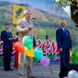 Единороссы поздравили тюльганцев 