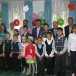 Депутат «Единой России» собрал соль-илецских детей в школу 