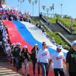 Ижевчане прошли с 25-метровым российским флагом по улицам города