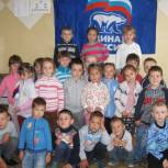 Партийцы Малмыжа провели для дошколят праздник Государственного флага России