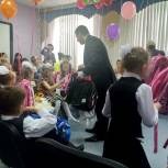 Партийцы помогают первоклашкам подготовиться к школе