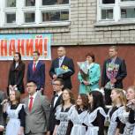 Партийцы Кирово-Чепецка поздравили первоклассников и выпускников