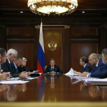 Бюджет должен гарантировать выполнение соцобязательств - Медведев